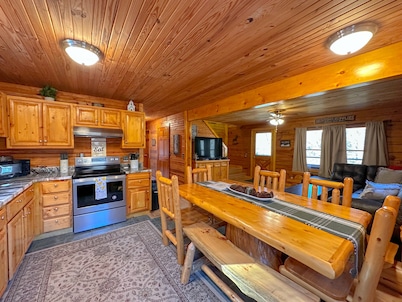 Luxury Lodge Log Cabin Swimming Pool & Hot Tub neat Hocking Hills and Athens Oh
