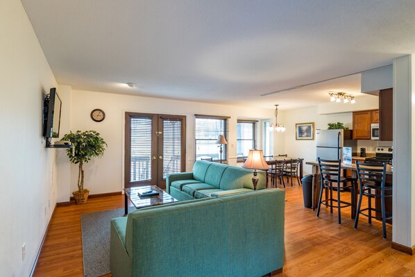 TV - 2 Bedroom Condo in Lakeside Resort Community (1 King & 2 Queen Beds) (DuBois)