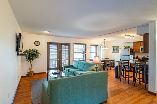 2 Bedroom Condo in Lakeside Resort Community (1 King & 2 Queen Beds)