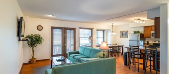 2 Bedroom Condo in Lakeside Resort Community (1 King & 2 Queen Beds)