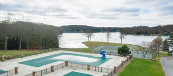 2 Bedroom Condo in Lakeside Resort Community (1 King & 2 Queen Beds)