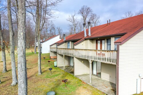 2 Bedroom Condo in Lakeside Resort Community (1 Queen, 2 Twins)