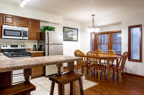 2 Bedroom Condo in Lakeside Resort Community (1 King & 2 Queen Beds)