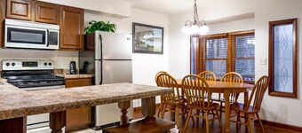 2 Bedroom Condo in Lakeside Resort Community (1 King & 2 Queen Beds)