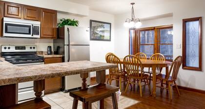 2 Bedroom Condo in Lakeside Resort Community (1 King & 2 Queen Beds)