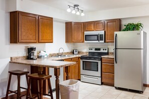 Een koelkast, een microgolfoven, een oven, een kookplaat