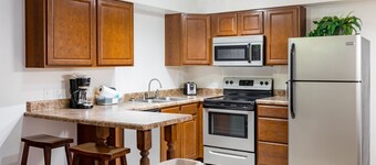 2 Bedroom Condo in Lakeside Resort Community (1 King & 2 Queen Beds)