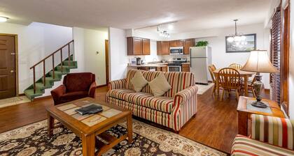 2 Bedroom Condo in Lakeside Resort Community (1 King & 2 Queen Beds)