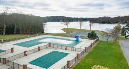 2 Bedroom Condo in Lakeside Resort Community (1 Queen & 2 Twin Beds)