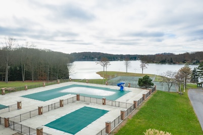 2 Bedroom Condo in Lakeside Resort Community (1 Queen & 2 Twin Beds)
