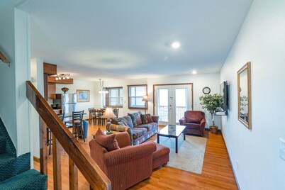 Trilevel 2 Bedroom Condo in Lakeside Resort Community (1 King & 2 Queen Beds)