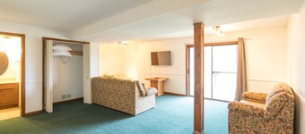 Trilevel 2 Bedroom Condo in Lakeside Resort Community (1 King & 2 Queen Beds)