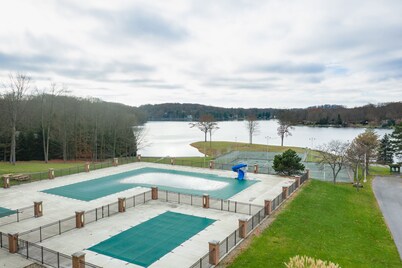 Trilevel 2 Bedroom Condo in Lakeside Resort Community (1 Queen & 2 Twin Beds)