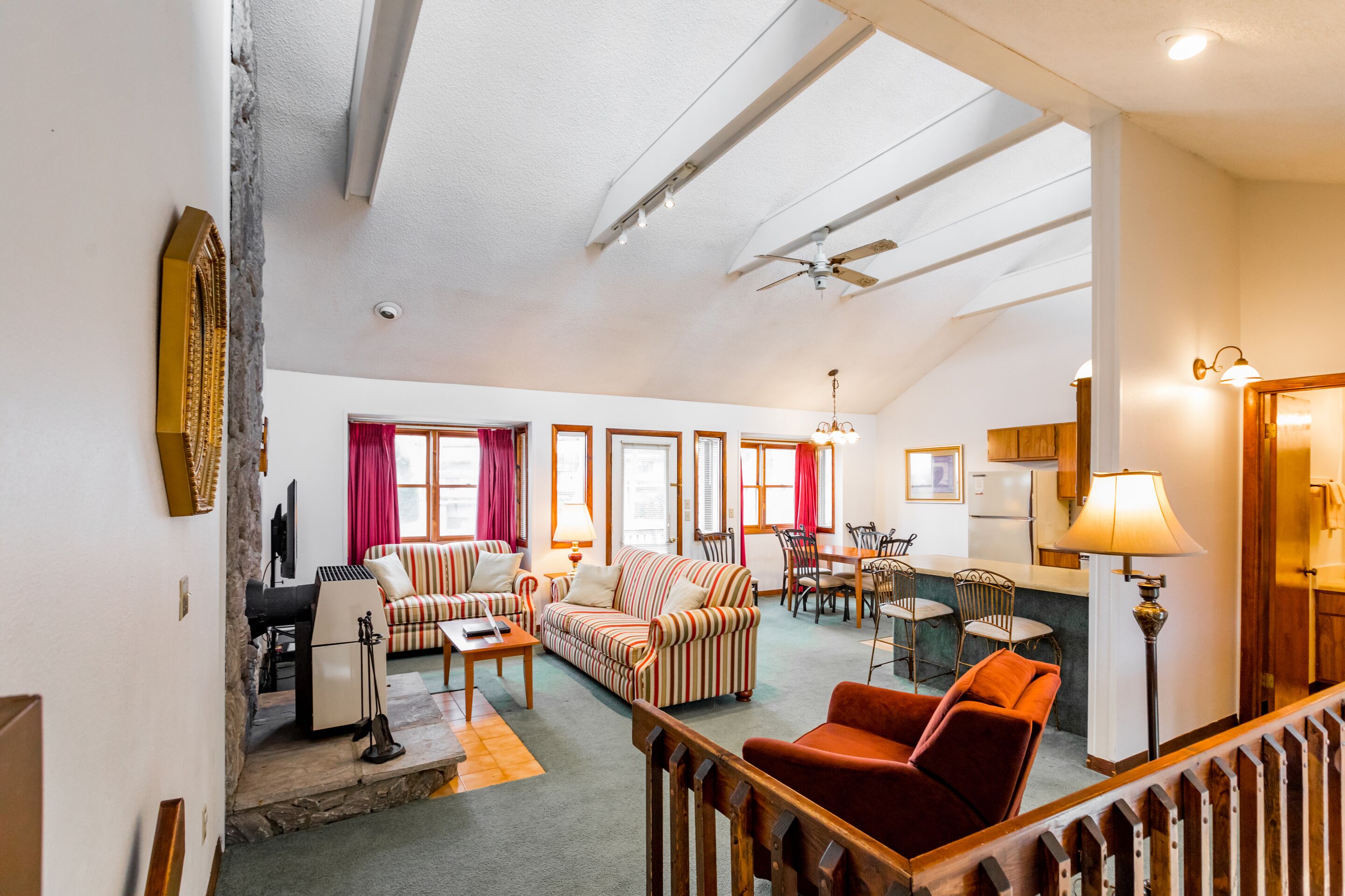 2 Bedroom, 2 Bath Condo in Lakeside Resort Community (1 Queen & 2 Twin Beds)