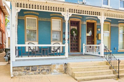 The Downtown Hive: Sophisticated stay steps from Main St Bethlehem!