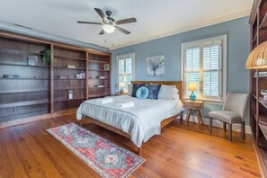 5 室のベッドルーム、デスク、アイロン / アイロン台、旅行用ベビーベッド