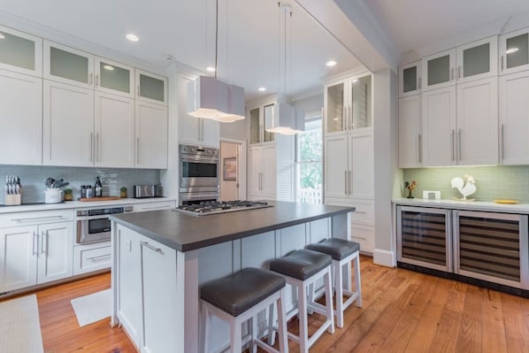 冷蔵庫、電子レンジ、オーブン、コンロ