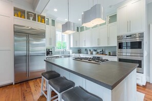 冰箱、微波炉、烤箱、炉灶