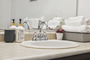 Shower, hair dryer, towels, soap - The cozy corner house in the Richmond Hill  (Richmond Hill)