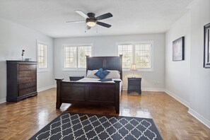 4 bedrooms, iron/ironing board, travel cot, WiFi - The cozy corner house in the Richmond Hill  (Richmond Hill)