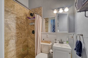 Shower, hair dryer, towels - A Charming Loft in Downtown Salida! (Salida)