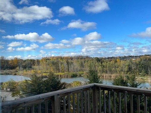 Riverfront Cozy memorable place on the edge of grand river, 4 min from airport 