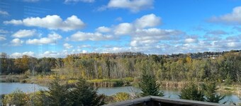 Riverfront Cozy memorable place on the edge of grand river, 4 min from airport 