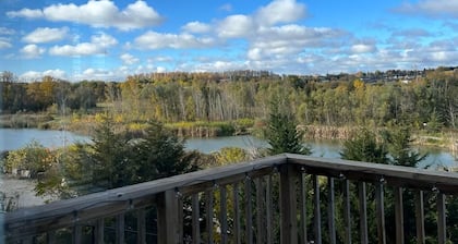 Riverfront Cozy memorable place on the edge of grand river, 4 min from airport