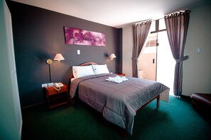 Junior-huone | Työpöytä, kannettavalle tietokoneelle sopiva työtila, äänieristys