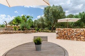 Outdoor dining - Cal Tio 4 YourHouse, lovely apartment in a farmhouse with shared pool (Costitx)