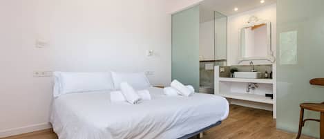 1 bedroom, iron/ironing board, travel cot, free WiFi