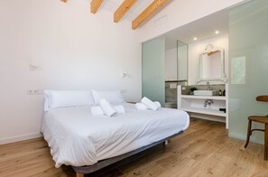 1 habitación, tabla de planchar con plancha, wifi gratis y ropa de cama 