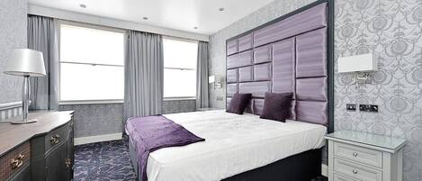 4 quartos, escrivaninha, ferros/tábuas de passar roupa, berço de viagem