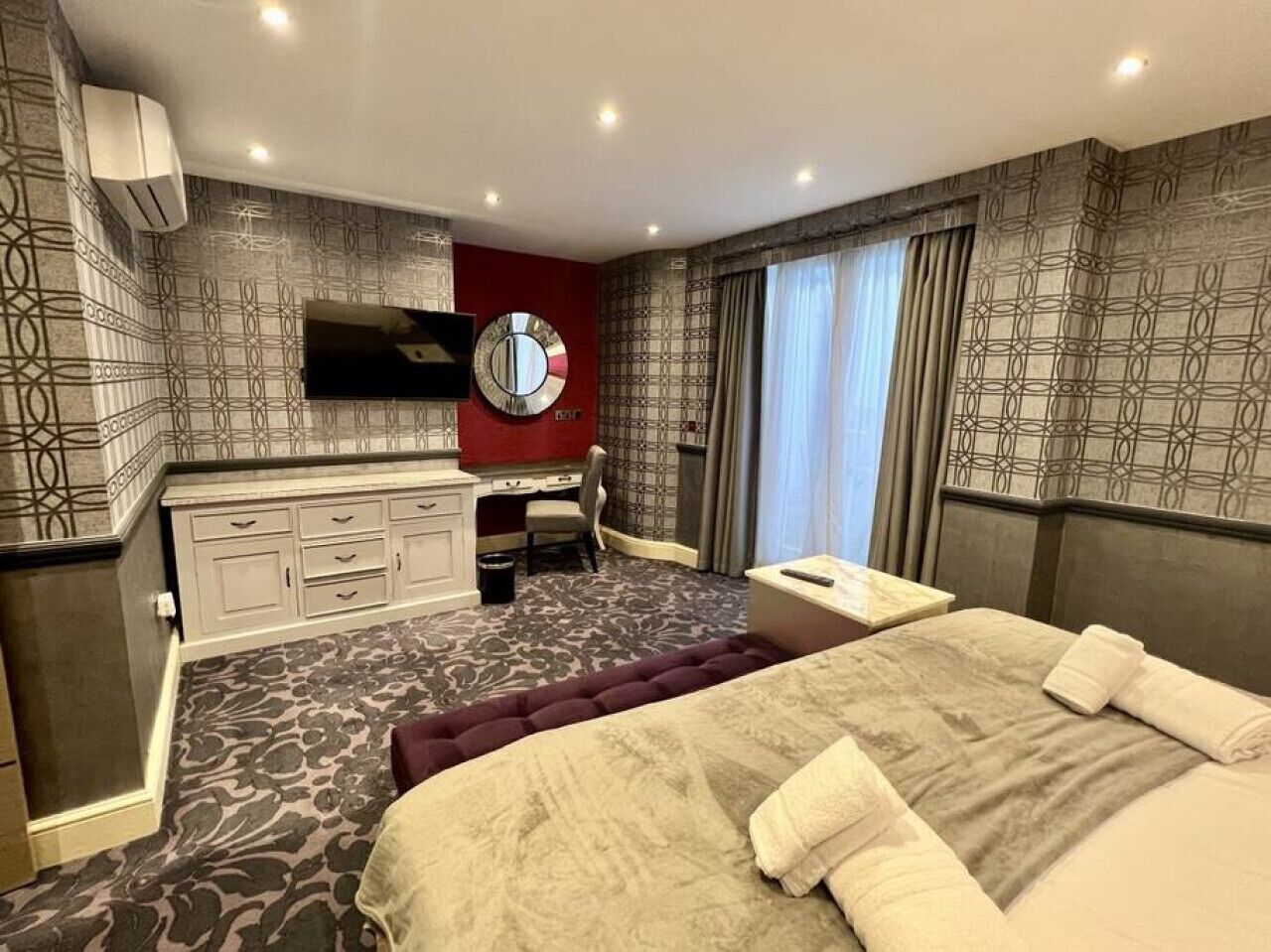 1 間睡房、書桌、熨斗/熨衫板、可攜式嬰兒床