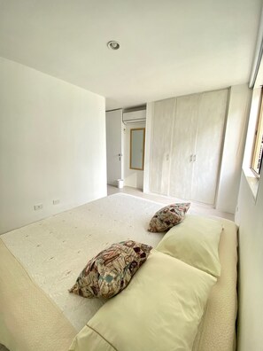 1 dormitorio, tabla de planchar con plancha, wifi y ropa de cama