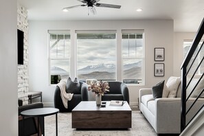 Fernseher, Kamin, Tischtennisplatte