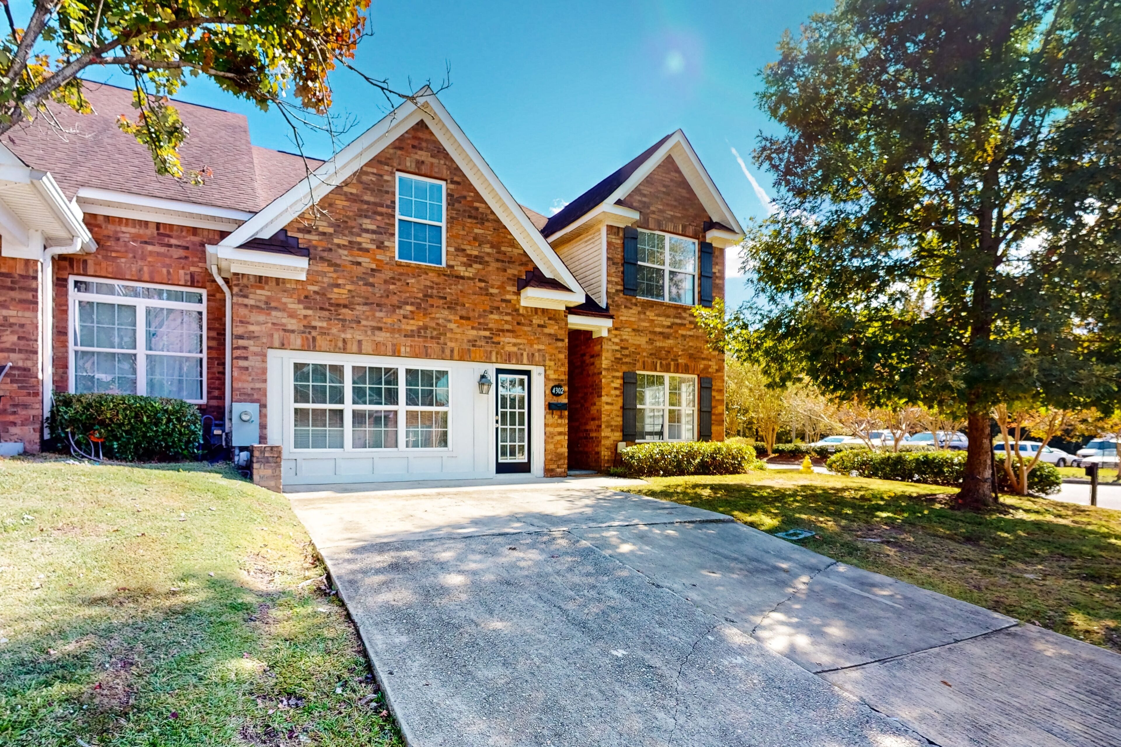 Elegant townhome with fenced yard, community pool, & W/D - near golf