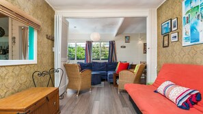 TV - Beachcombers Cottage - beachfront pet retreat (Suffolk Park)