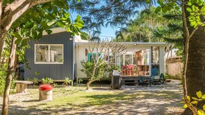 Outdoor dining - Beachcombers Cottage - beachfront pet retreat (Suffolk Park)