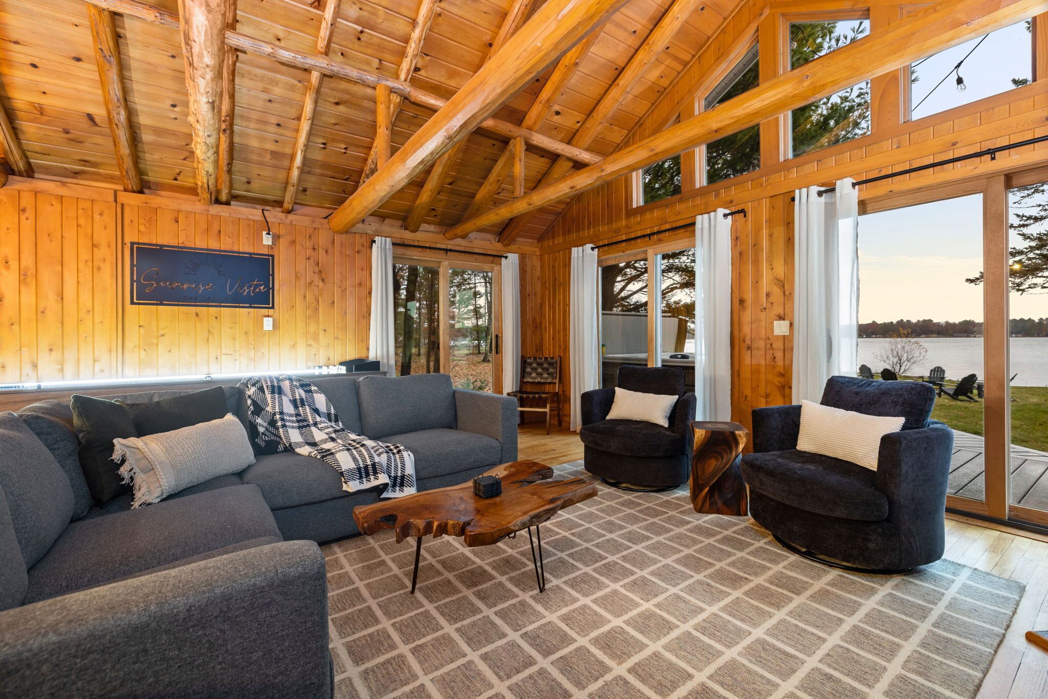 智能电视、壁炉、书