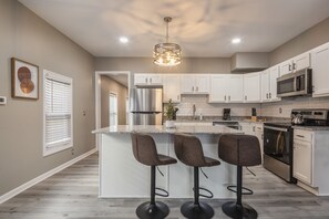 Hus | Eget kjøkken | Kjøleskap, mikrobølgeovn, ovn og kokeplater