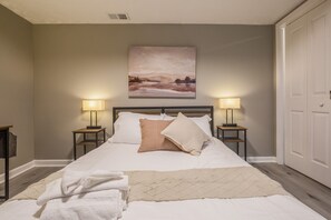 4 bedrooms, laptop workspace, iron/ironing board, free WiFi - Newly renovated 4BR CozySuites (Louisville)