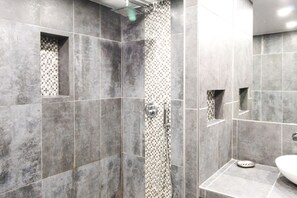 Shower, hair dryer, towels - Large 8-person Chalet with Mountain Views (Flaine)