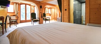 Large 8-person Chalet with Mountain Views