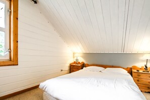 4 bedrooms, free WiFi, bed sheets - Large 8-person Chalet with Mountain Views (Flaine)