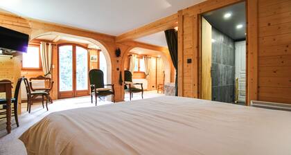 Large 8-person Chalet with Mountain Views