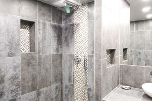 Douche, sèche-cheveux, serviettes fournies