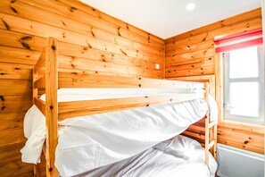 4 bedrooms, free WiFi, bed sheets - Large 8-person Chalet with Mountain Views (Flaine)