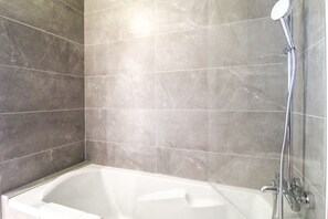 Shower, towels - Stunning 4-bedroom apartment Flaine Forêt, fully renovated 2023 (Flaine)