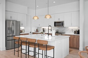 ثلاجة، ميكروويف، فرن، موقد طهي مسطح